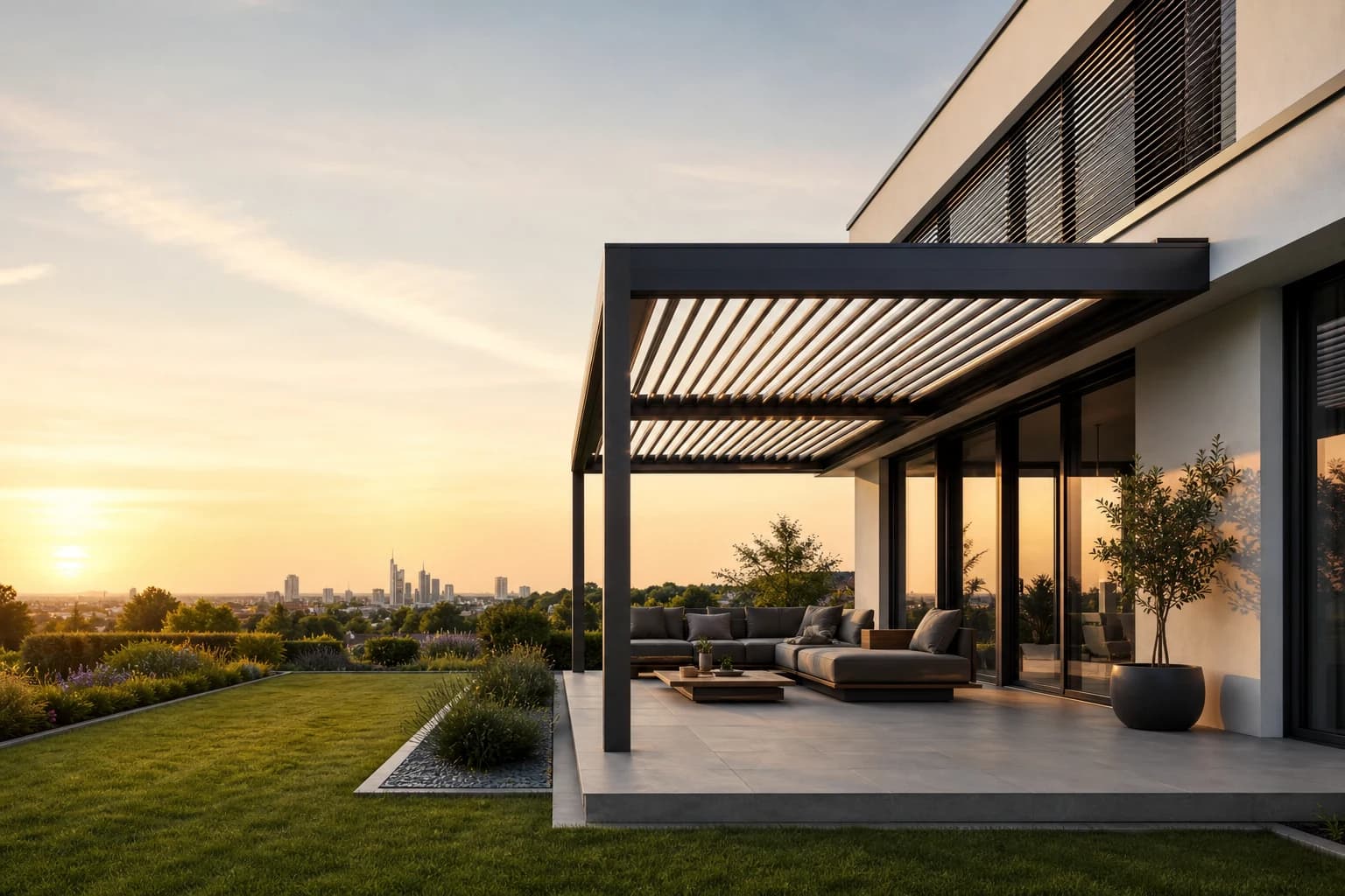 KI-Illustration: Dunkle Pergola an einer Hausfassade im warmen Abendlicht