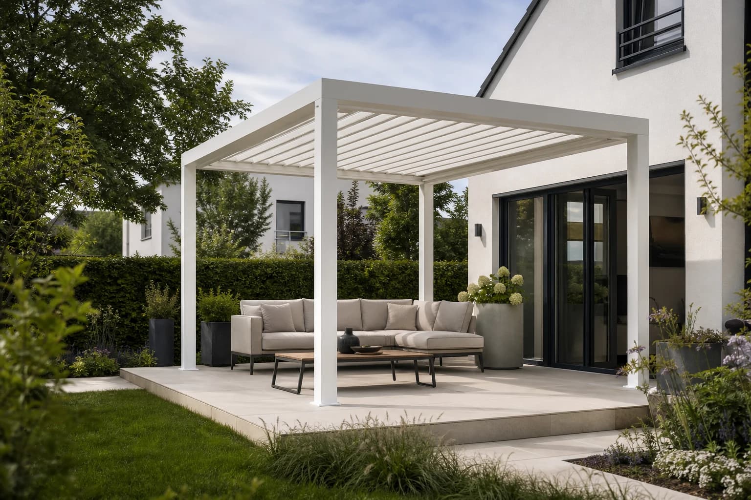 KI-Illustration: Weiße freistehende Pergola mit hellen Loungemöbeln