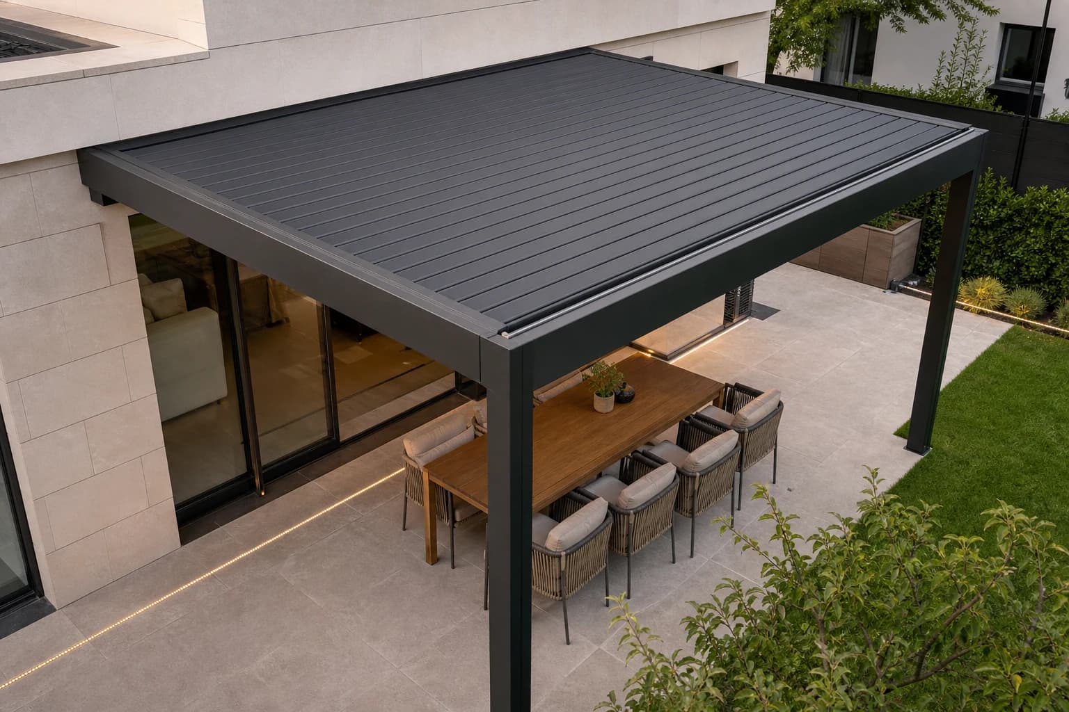 KI-Illustration: Erhöhte Ansicht einer Pergola mit geschlossenem Lamellendach