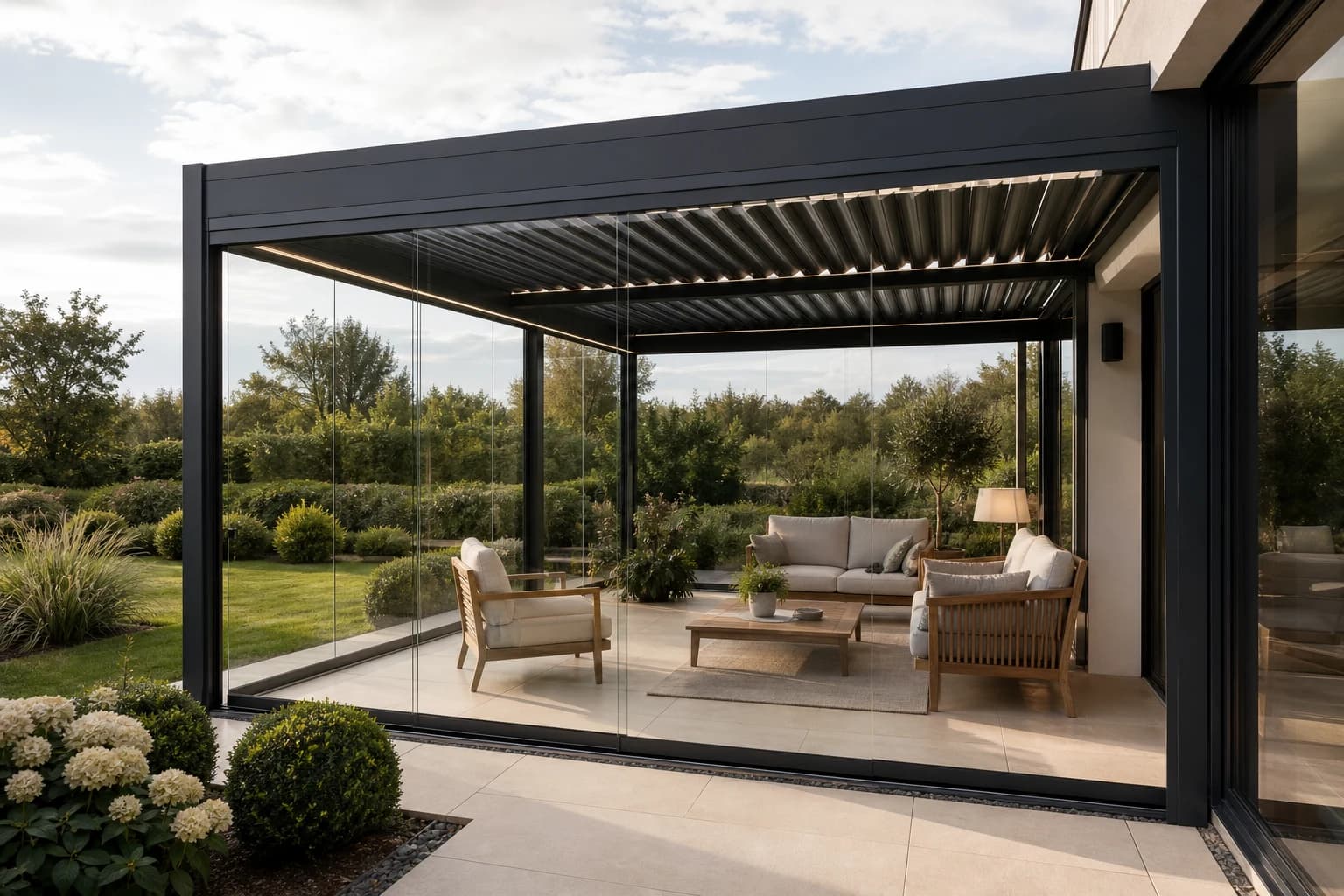 KI-Illustration: Pergola mit seitlichen Glasschiebeelementen und Sitzbereich