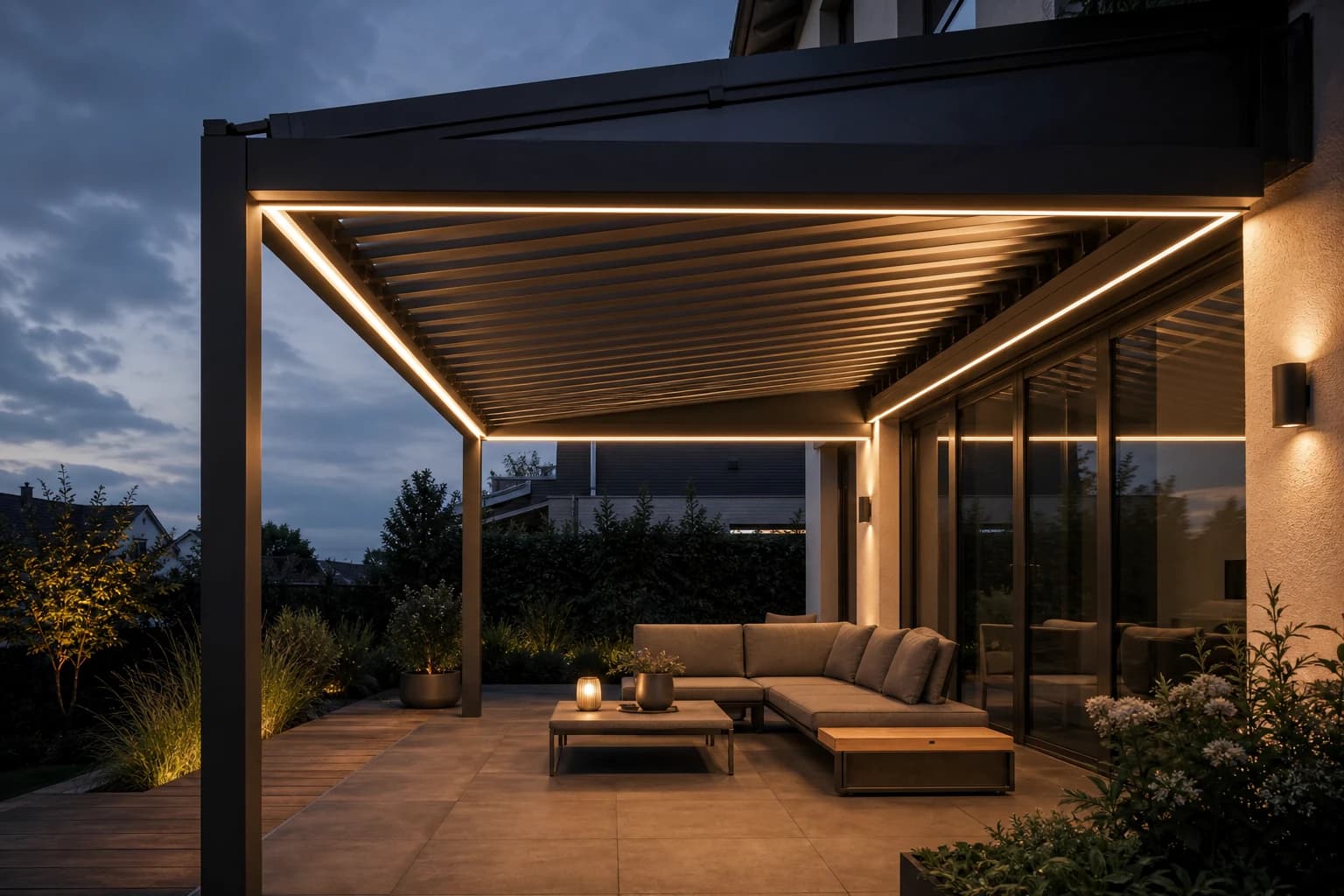 KI-Illustration: Warme Lichtlinien an einer Pergola in der Abenddämmerung